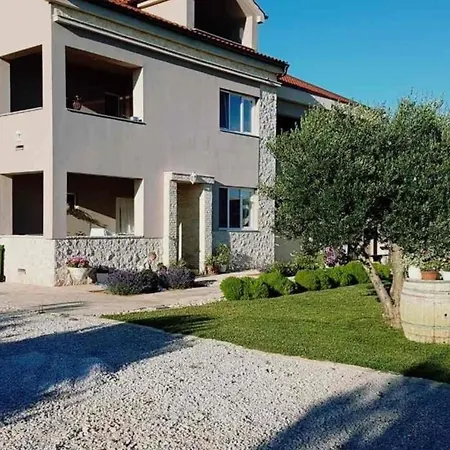 Ferienwohnung Fuer 4 Personen Ca 50 Qm In Privlaka, Dalmatien Norddalmatien - B52467 *